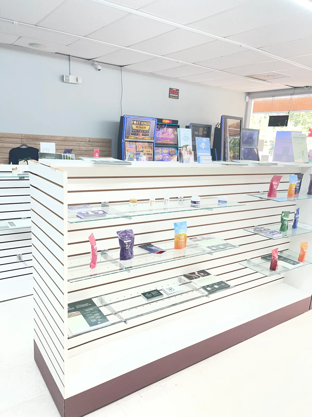Retail Space with Essential Amenities, 112 sqm, pop up store in Roswell, interior view