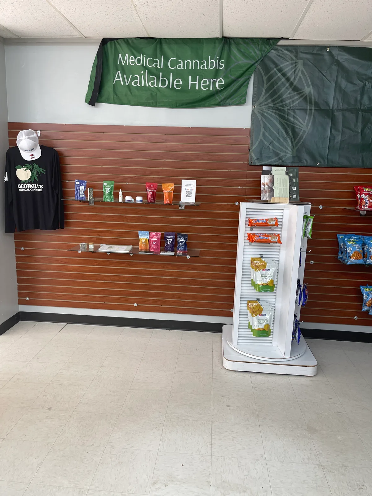 Retail Space with Essential Amenities, 112 sqm, pop up store in Roswell, third interior view