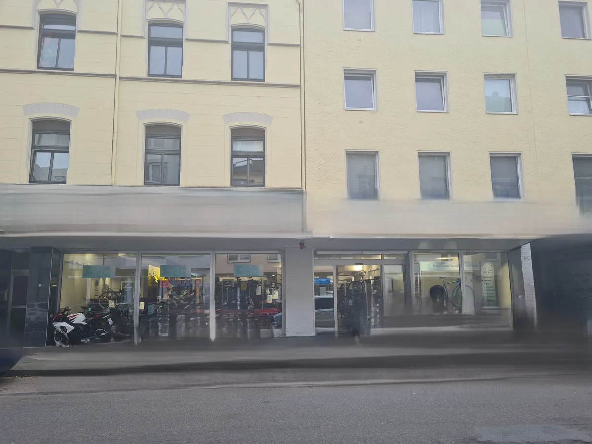 Retail Space with Large Windows and 600 m² of Floor Area, pop up store in Düsseldorf, interior view