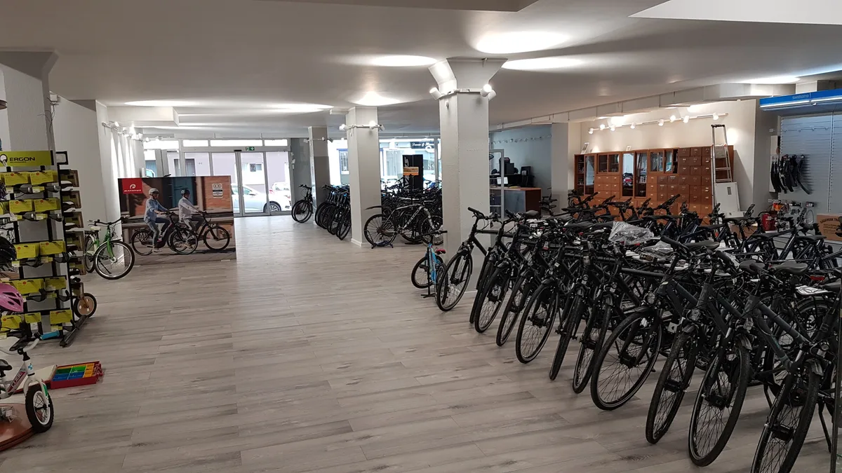 Retail Space with Large Windows and 600 m² of Floor Area, pop up store in Düsseldorf, second interior view