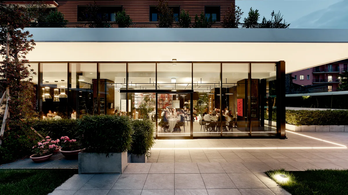 Ristorante di design con ampio giardino mediterraneo, 167 sqm, private event, pop-up rental in Milano