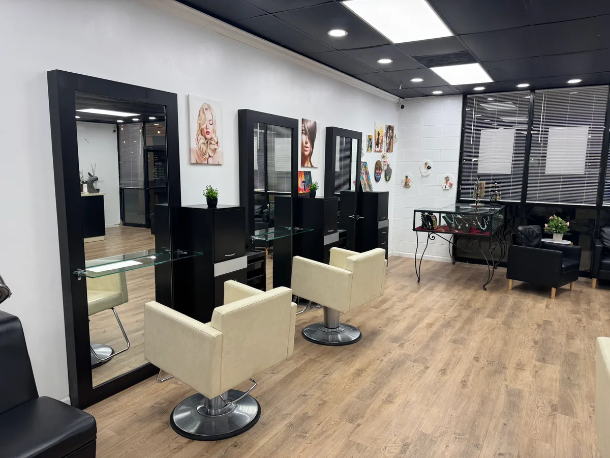 Salon Chairs for Rent with Utilities Included, 130 sqm, retail activation, pop-up rental in Covina, interior view