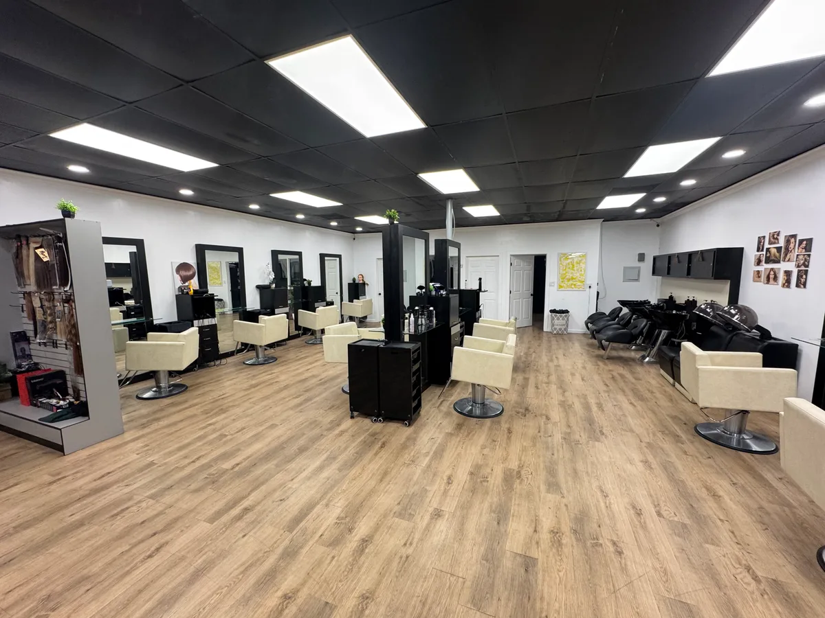 Salon Chairs for Rent with Utilities Included, 130 sqm, retail activation, pop-up rental in Covina, second interior view