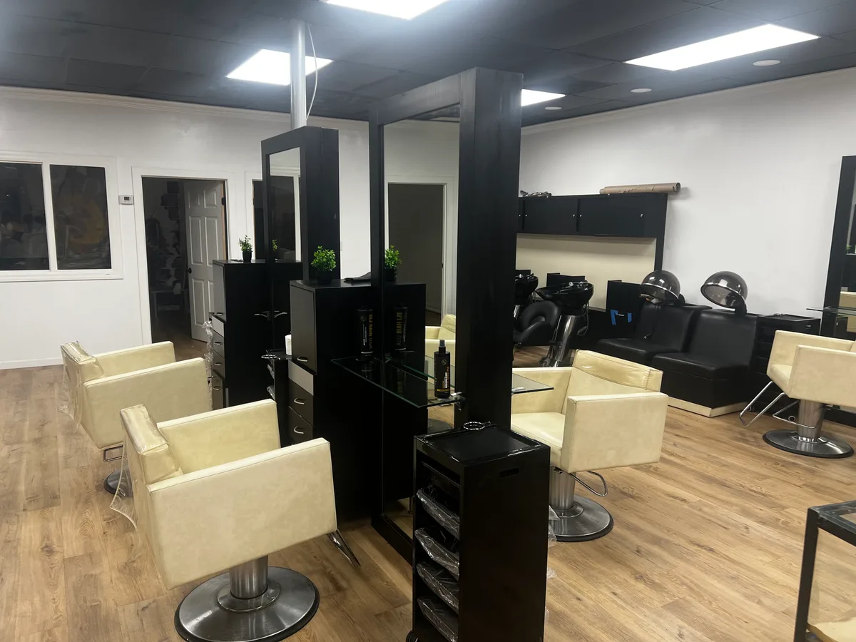 Salon Chairs for Rent with Utilities Included, 130 sqm, retail activation, pop-up rental in Covina, third interior view