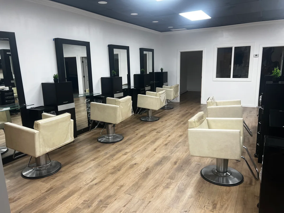Salon Chairs for Rent with Utilities Included, 130 sqm, retail activation, pop-up rental in Covina, additional interior view