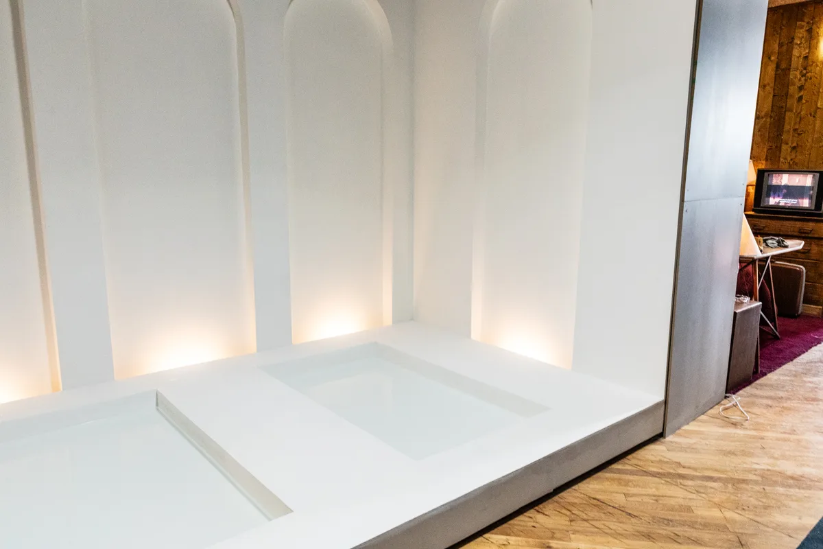Sculptural All-White Space for Photography and Videography, 95 sqm, content creation, pop-up rental in Chicago, second inter…