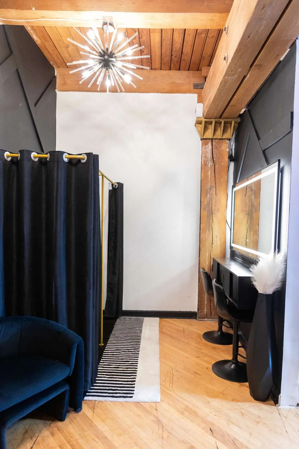 Sculptural All-White Space for Photography and Videography, 95 sqm, content creation, pop-up rental in Chicago, additional i…