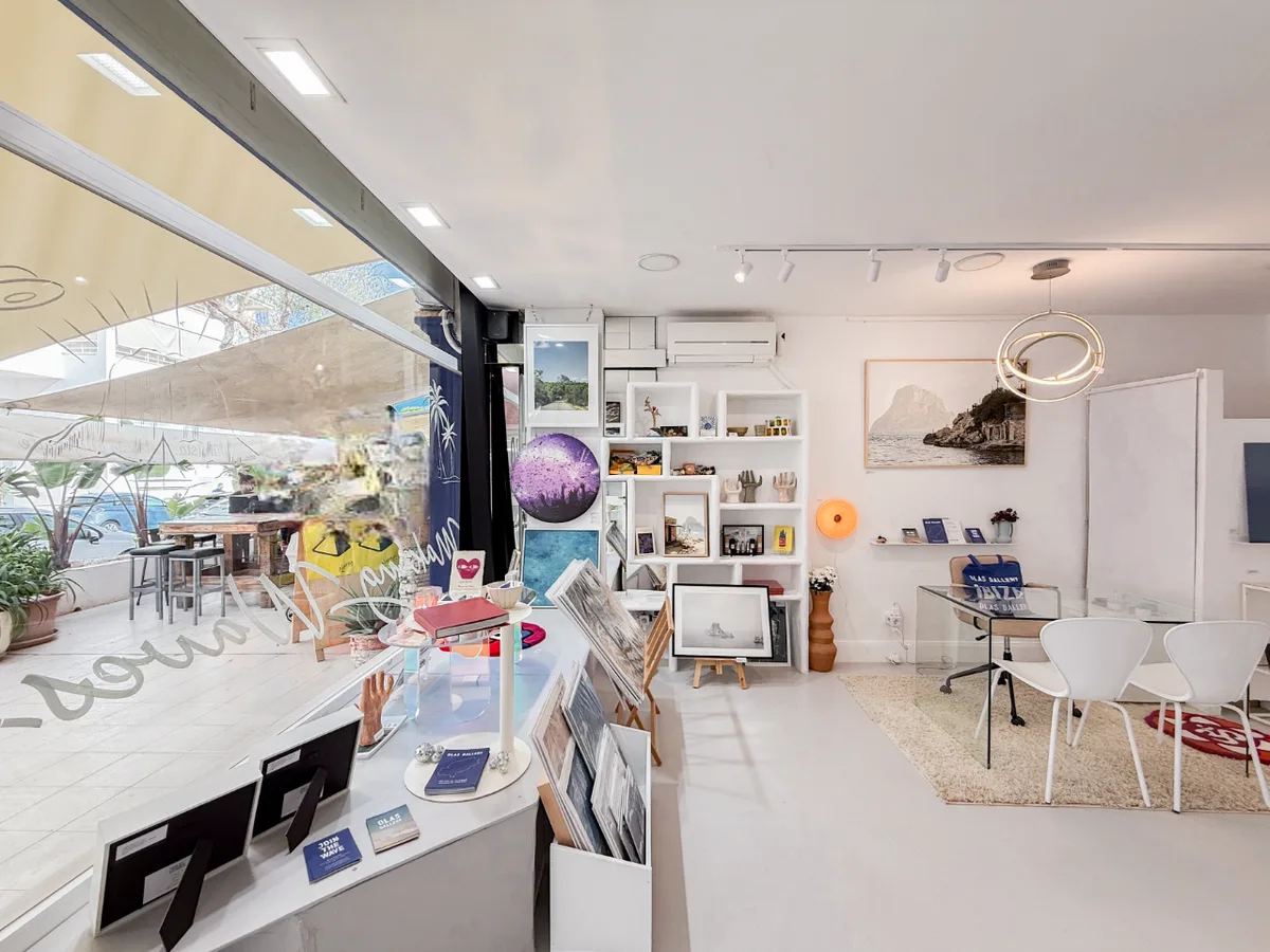 Seaside Blank Canvas Space in Santa Eulalia, 45 sqm, pop up store in Santa Eulària des Riu