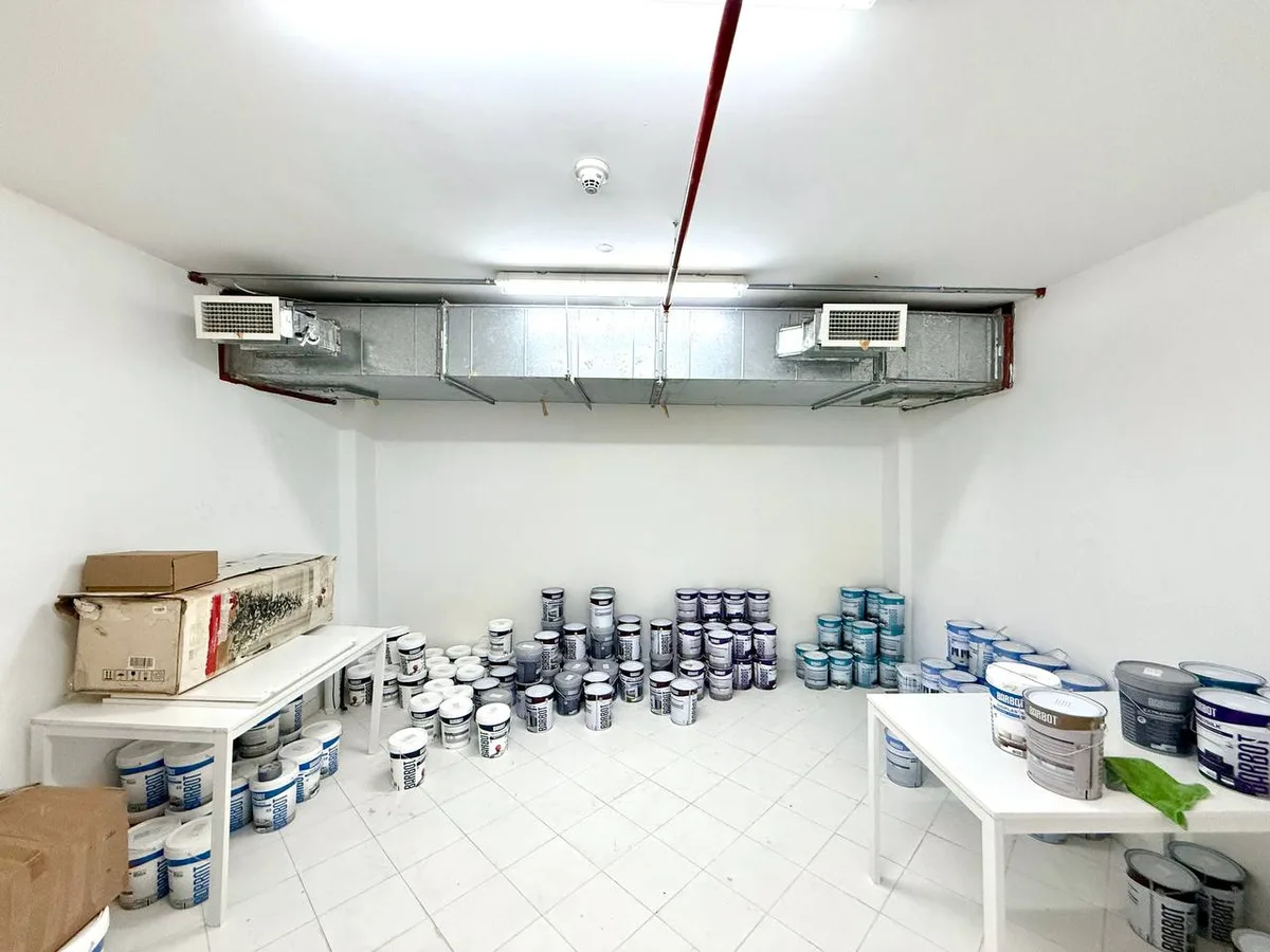 Secure 30 sqm Warehouse for Rent in Jumeirah Lake Towers, retail activation, pop-up rental in Dubai, interior view