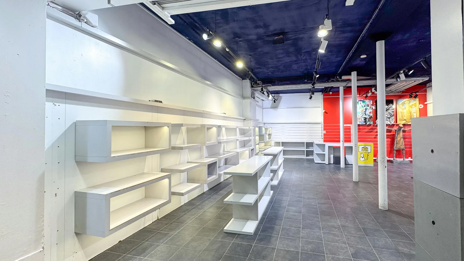 Showroom and Gallery on Rue Saint-Martin, Paris — 2