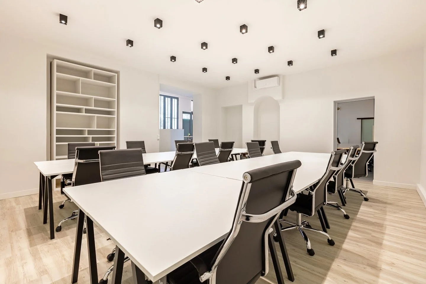 Showroom and Office Space in Paris 9th Arrondissement — 4