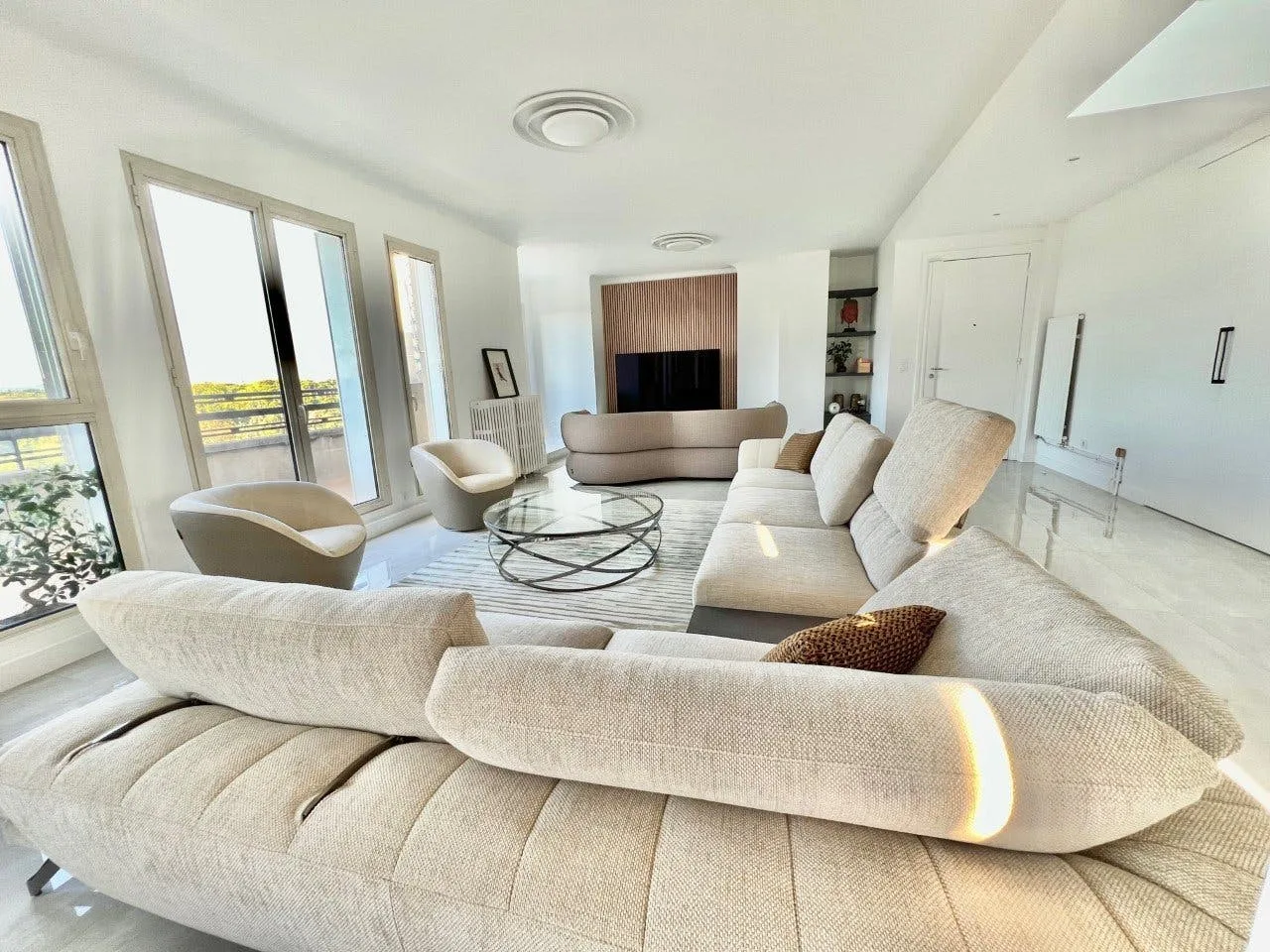 Showroom Apartment with Fondation Louis Vuitton Views — 3