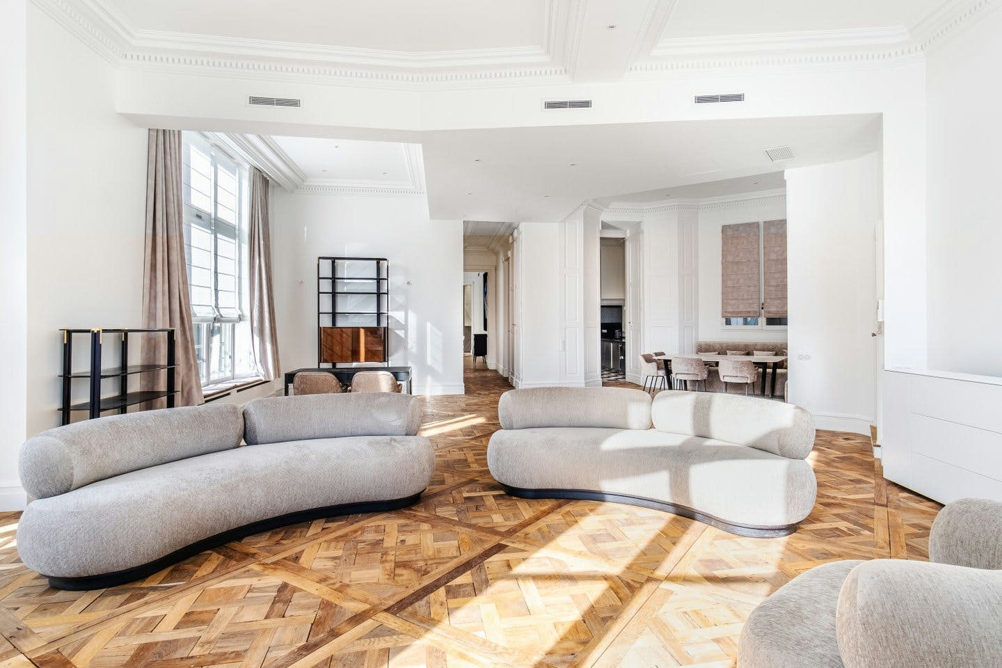 Showroom at Place des Victoires for Events and Fashion Week, 210 sqm, showroom presentation, pop-up rental in Paris