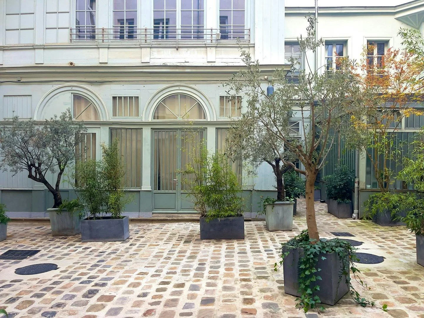 Showroom in Historic Building Near Montorgueil, Paris — 4