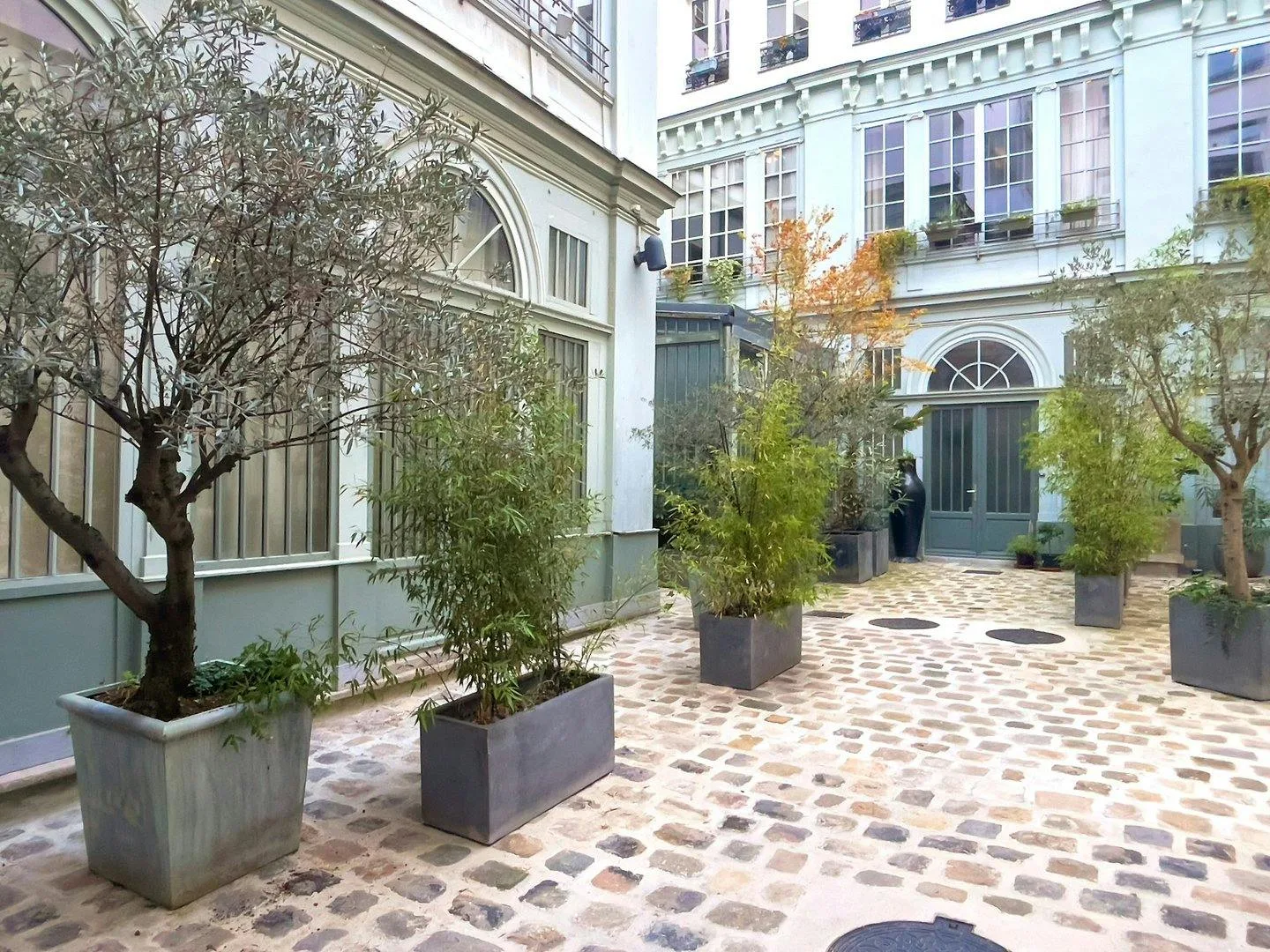 Showroom in Historic Building Near Montorgueil, Paris — 5