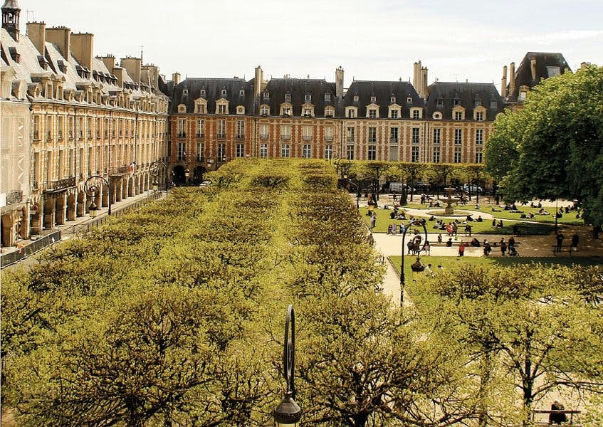 Showroom in Le Marais at Place des Vosges, 250 sqm, pop up store in Paris
