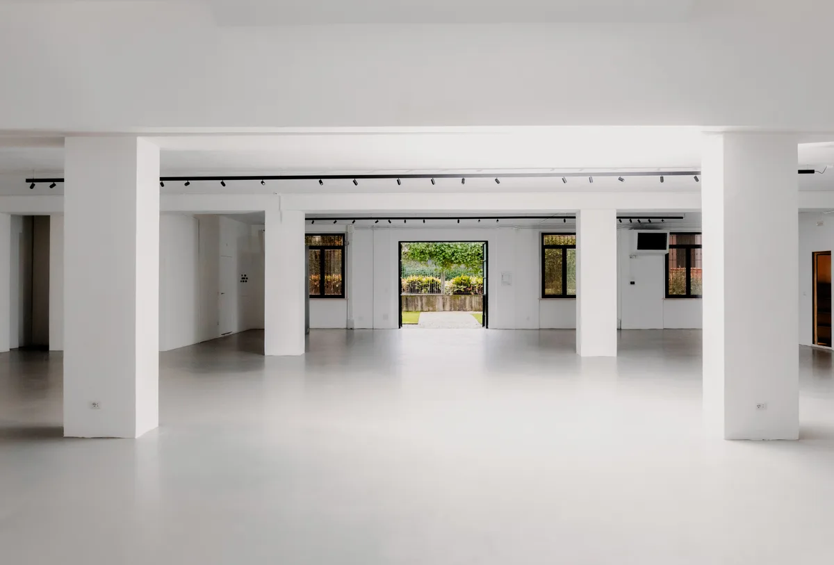 Showroom with Distinctive Industrial Architecture, 700 sqm, showroom presentation, pop-up rental in Milano