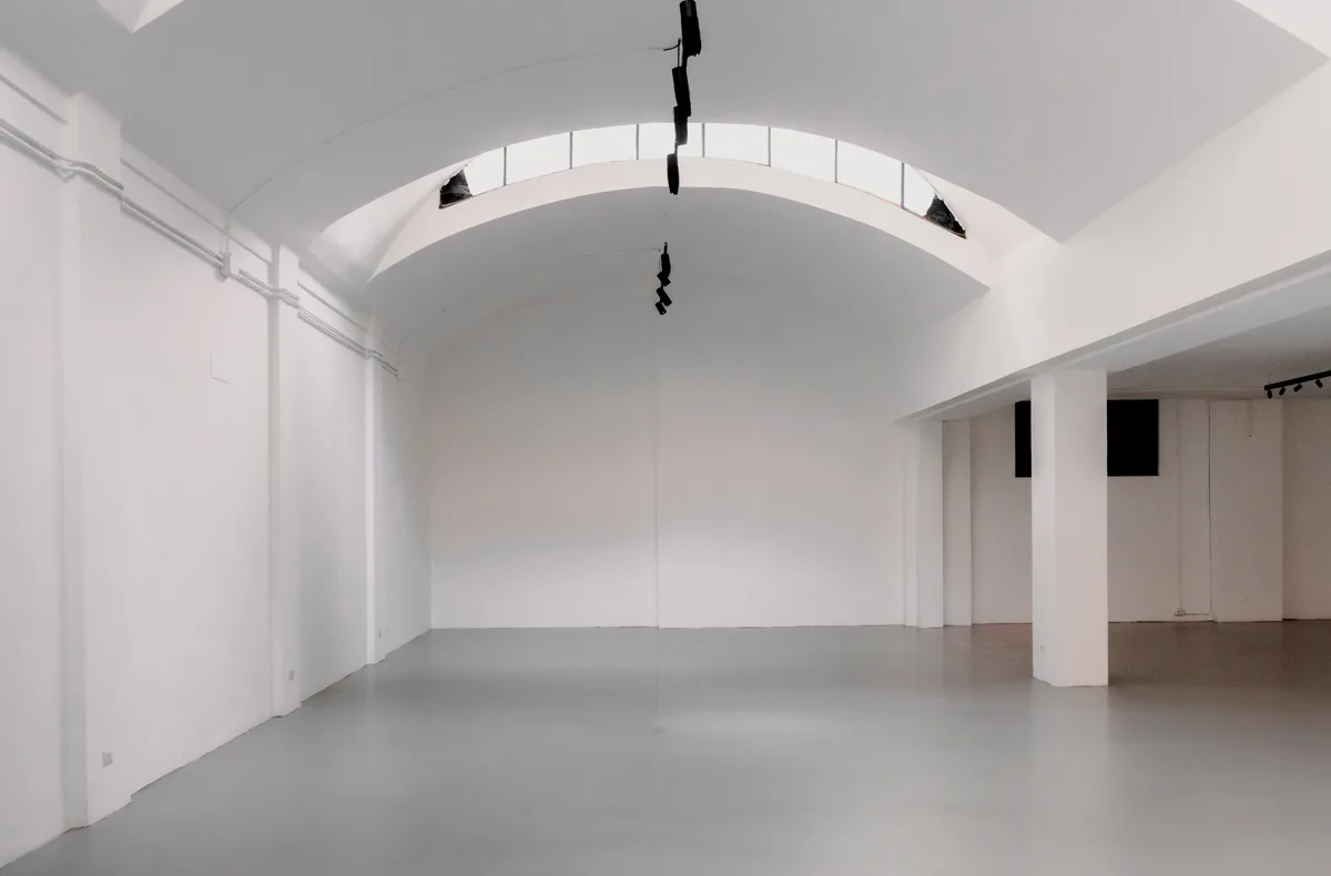 Showroom with Distinctive Industrial Architecture, 700 sqm, showroom presentation, pop-up rental in Milano, interior view