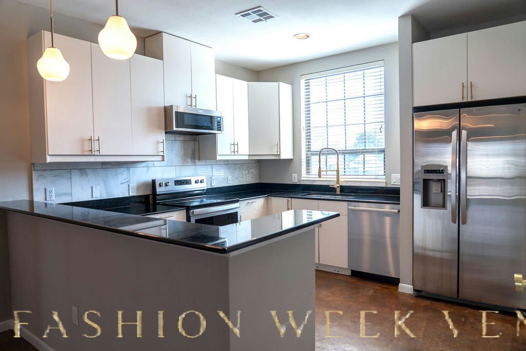 Sophisticated Industrial-Inspired Residence with Rooftop Terrace, 178 sqm, showroom presentation, pop-up rental in Houston