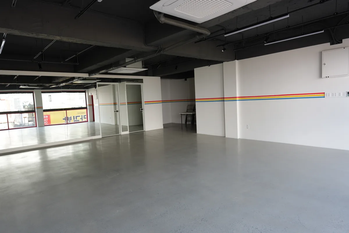 홍대 패션 커뮤니티의 쇼룸 및 협업 공간, 82 sqm, pop up store in Jandari-ro 6-gil