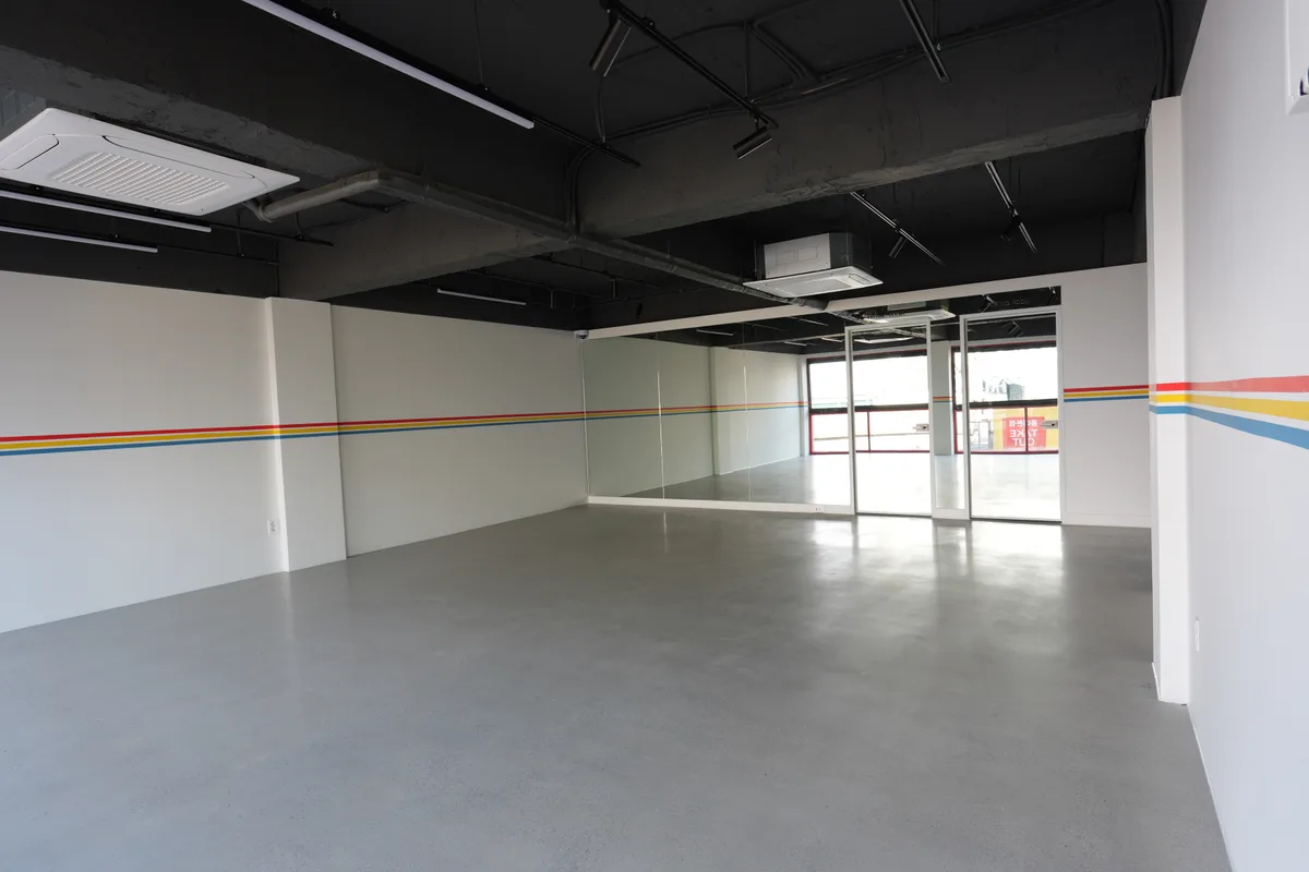 홍대 패션 커뮤니티의 쇼룸 및 협업 공간, 82 sqm, pop up store in Jandari-ro 6-gil, interior view