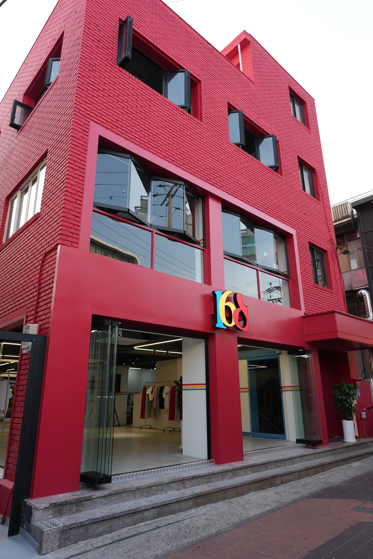 홍대 패션 커뮤니티의 쇼룸 및 협업 공간, 82 sqm, pop up store in Jandari-ro 6-gil, second interior view