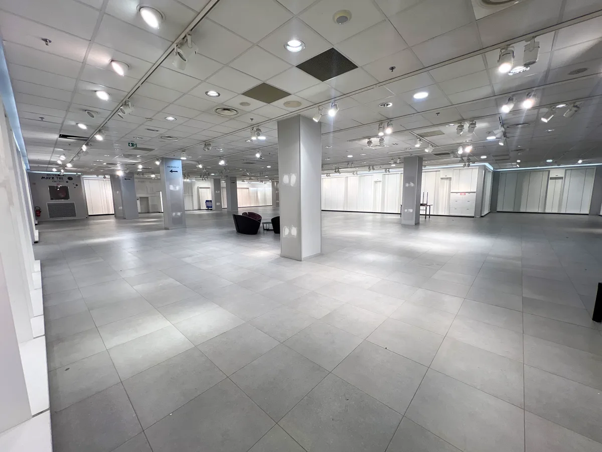 Spacieux Espace Commercial de 2000m2 au Centre Bercy 2, 2000 sqm, pop up store in Charenton-le-Pont