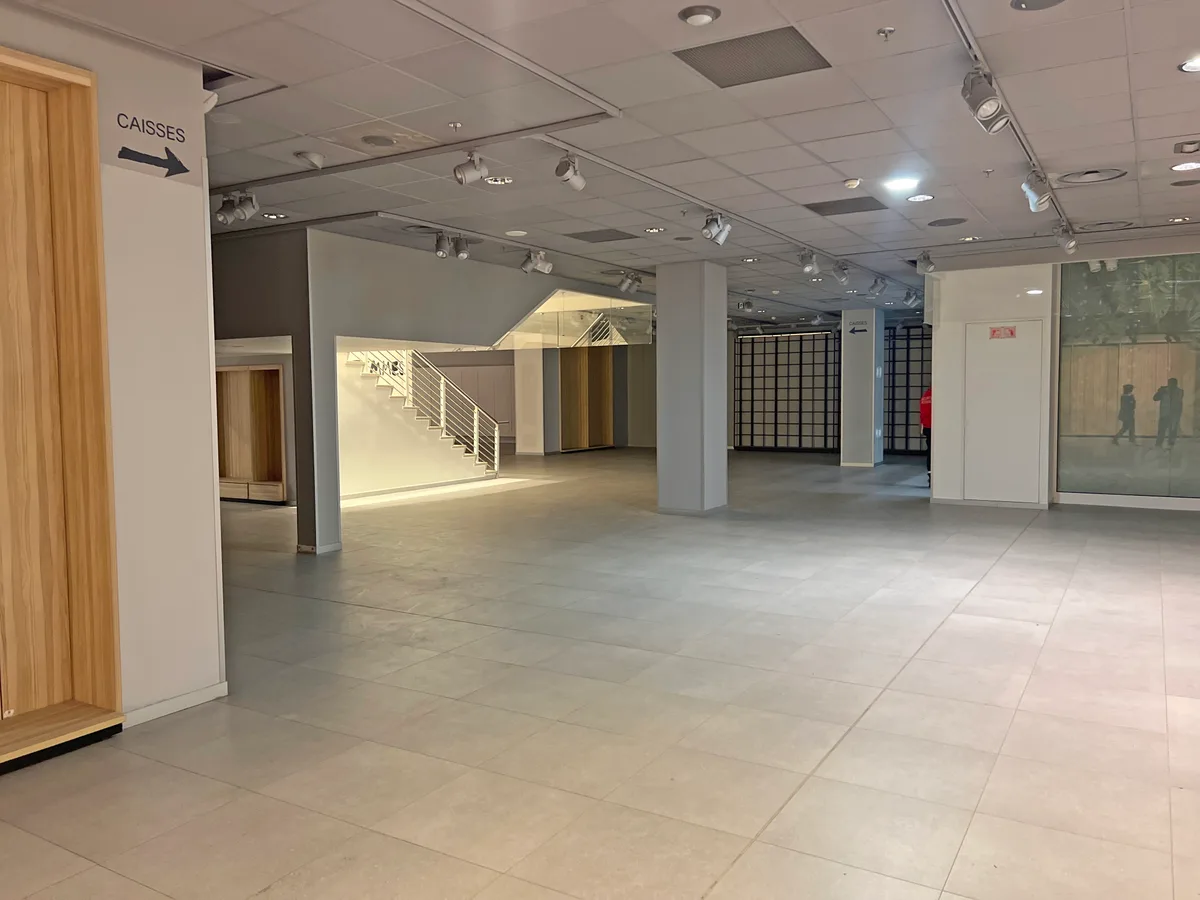 Spacieux Espace Commercial de 2000m2 au Centre Bercy 2, 2000 sqm, pop up store in Charenton-le-Pont, interior view