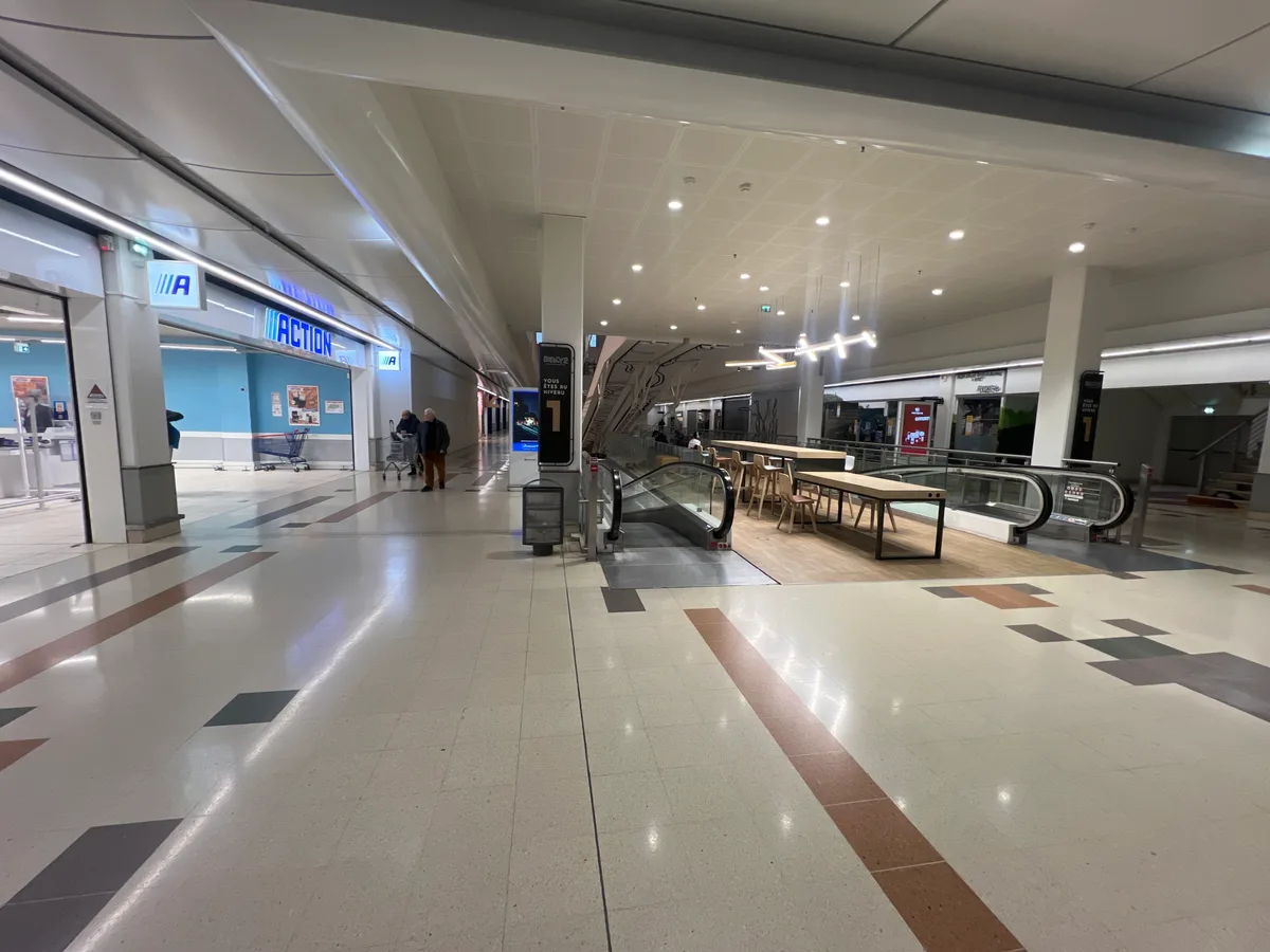 Spacieux magasin de 300 m² au centre commercial Bercy 2, pop up store in Charenton-le-Pont