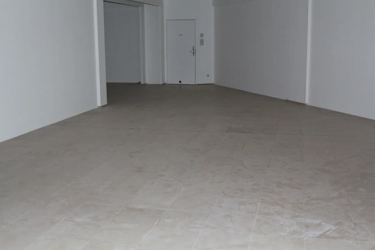 Spacieux magasin de 300 m² au centre commercial Bercy 2, pop up store in Charenton-le-Pont, additional interior view