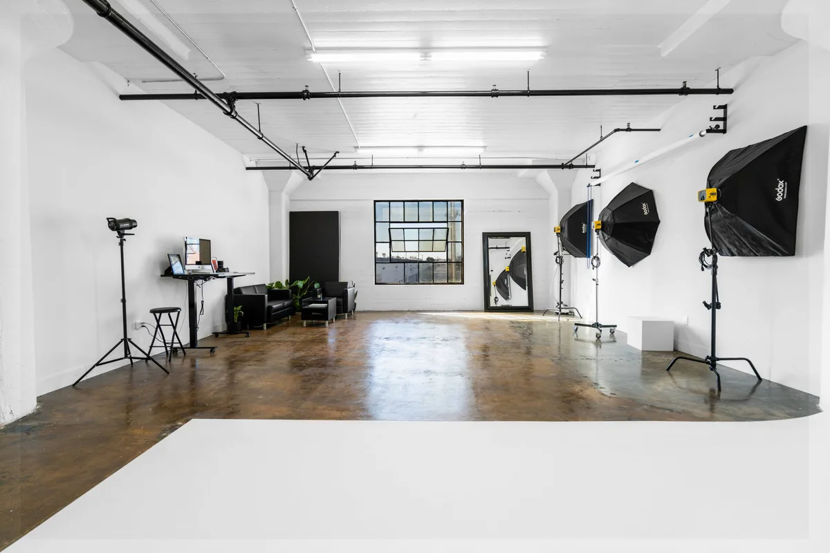 Spacious 1,200 Sq Ft Production Studio with Cyclorama, 112 sqm, photo shoot, pop-up rental in Los Angeles, second interior v…