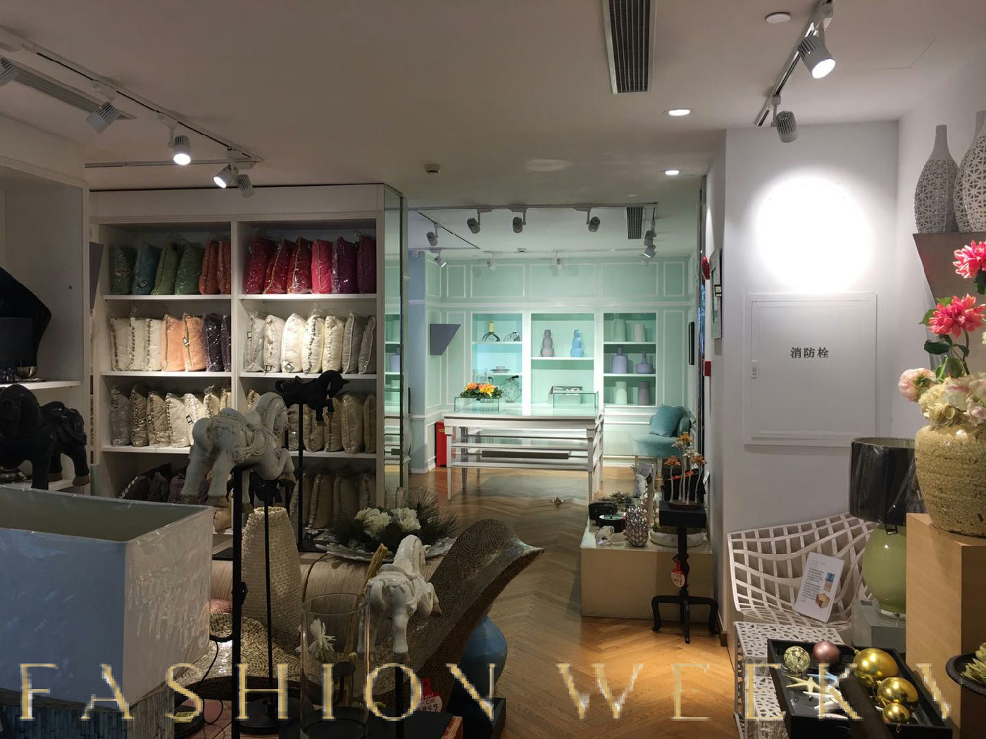 Spacious 120 sqm Shop with High Visibility, fashion showroom, pop-up rental in Xuhui Qu, third interior view