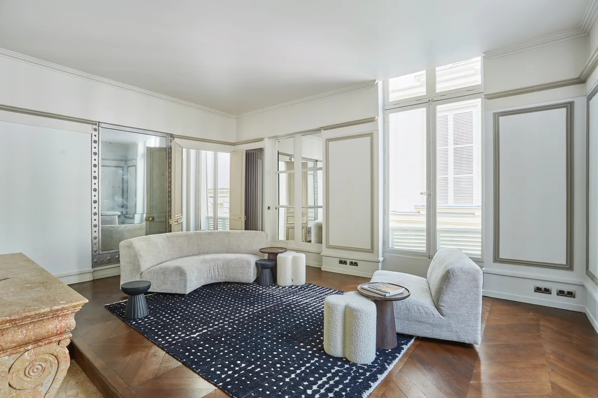 Spacious 160m2 Apartment with Versatile Showroom Potential, 210 sqm, showroom presentation, pop-up rental in Paris, third in…