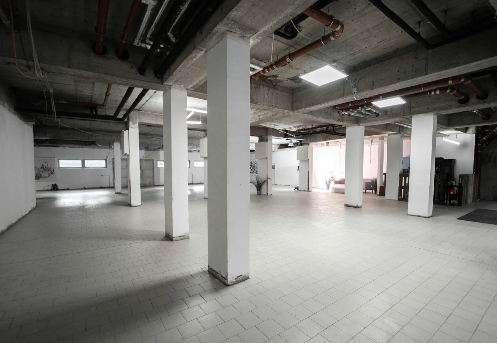 Spacious 480 sqm Showroom and Event Space in Berlin — 4