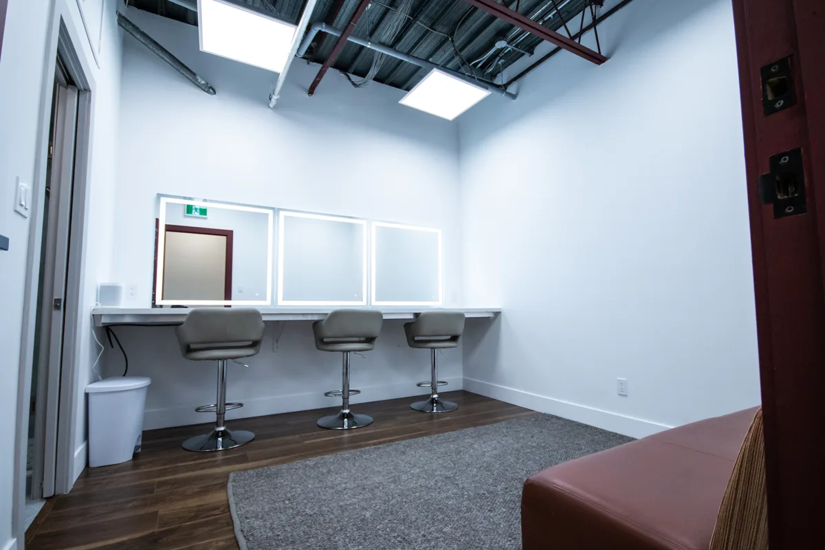 Spacious 6,500 sq ft Studio Warehouse with Drive-In Access, 604 sqm, photo shoot, pop-up rental in Toronto