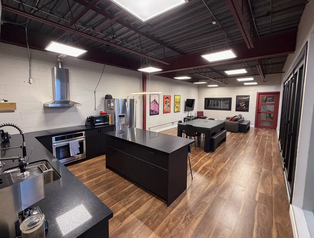 Spacious 6,500 sq ft Studio Warehouse with Drive-In Access, 604 sqm, photo shoot, pop-up rental in Toronto, second interior…