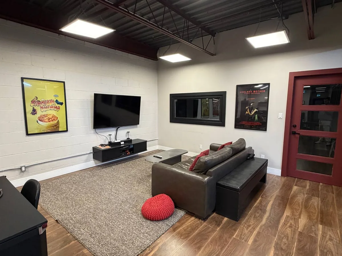 Spacious 6,500 sq ft Studio Warehouse with Drive-In Access, 604 sqm, photo shoot, pop-up rental in Toronto, additional inter…