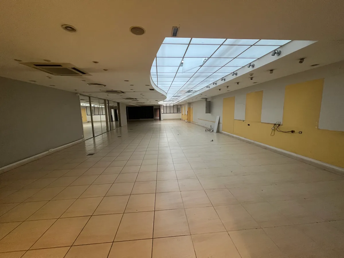 Spacious 800m2 Boutique Near Champs Elysée, 815 sqm, pop up store in Paris, interior view