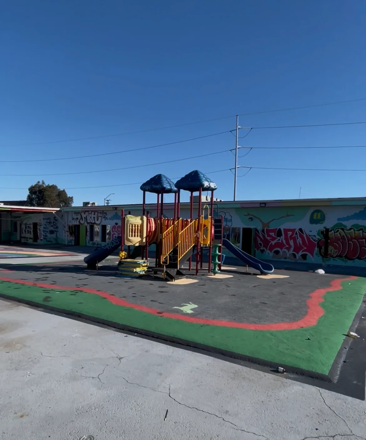Spacious Abandoned School Building with Parking and Courtyard, 1082 sqm, art exhibition, pop-up rental in Inglewood, interio…