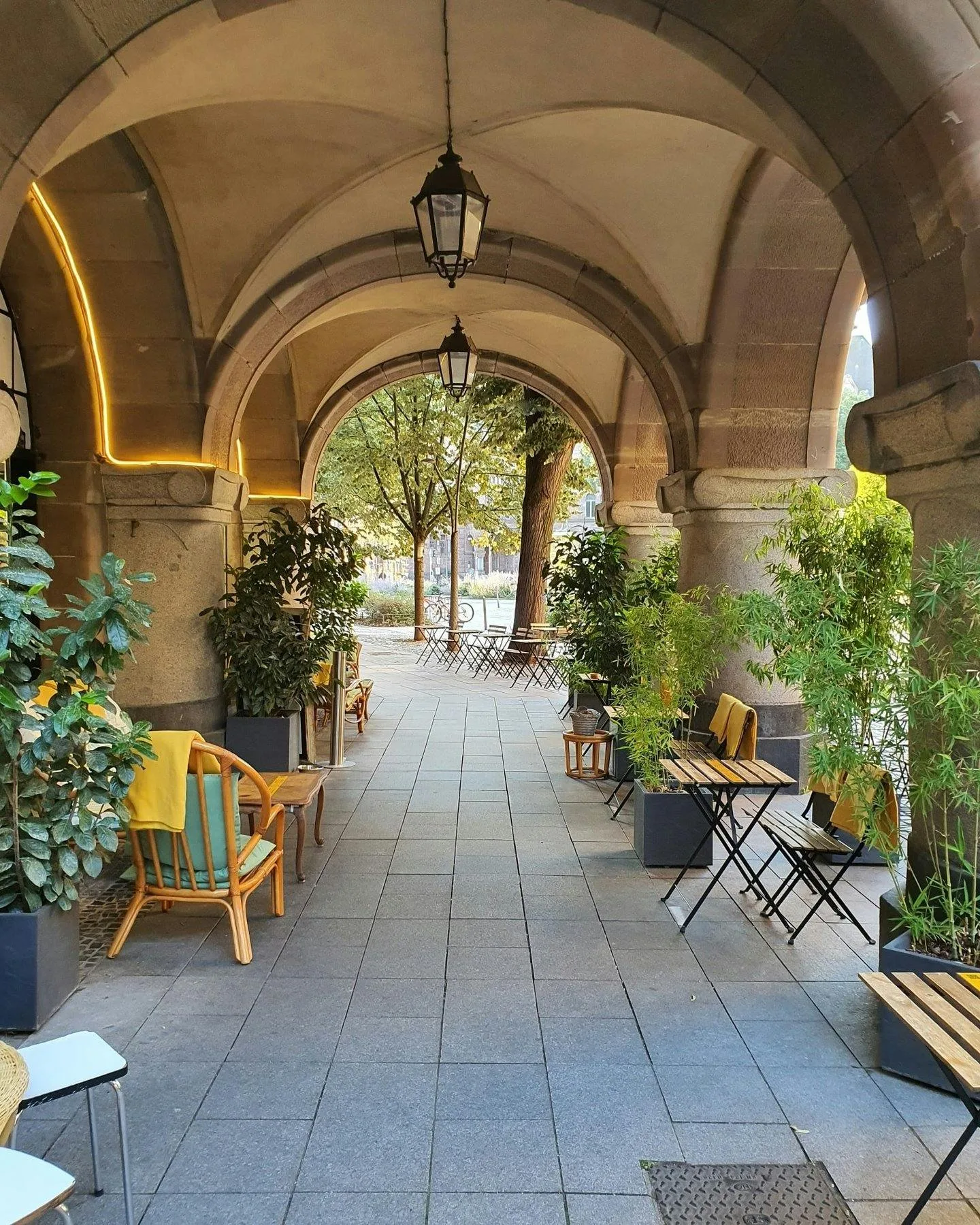 Spacious Atypical Cafe and Event Space in Metz — 2