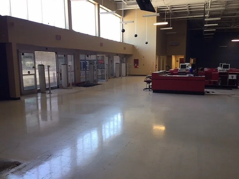 Spacious Building on Cortez Road West, Bradenton — 4