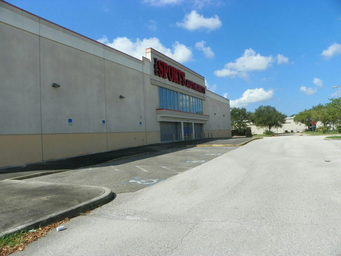 Spacious Building on Cortez Road West, Bradenton — 5