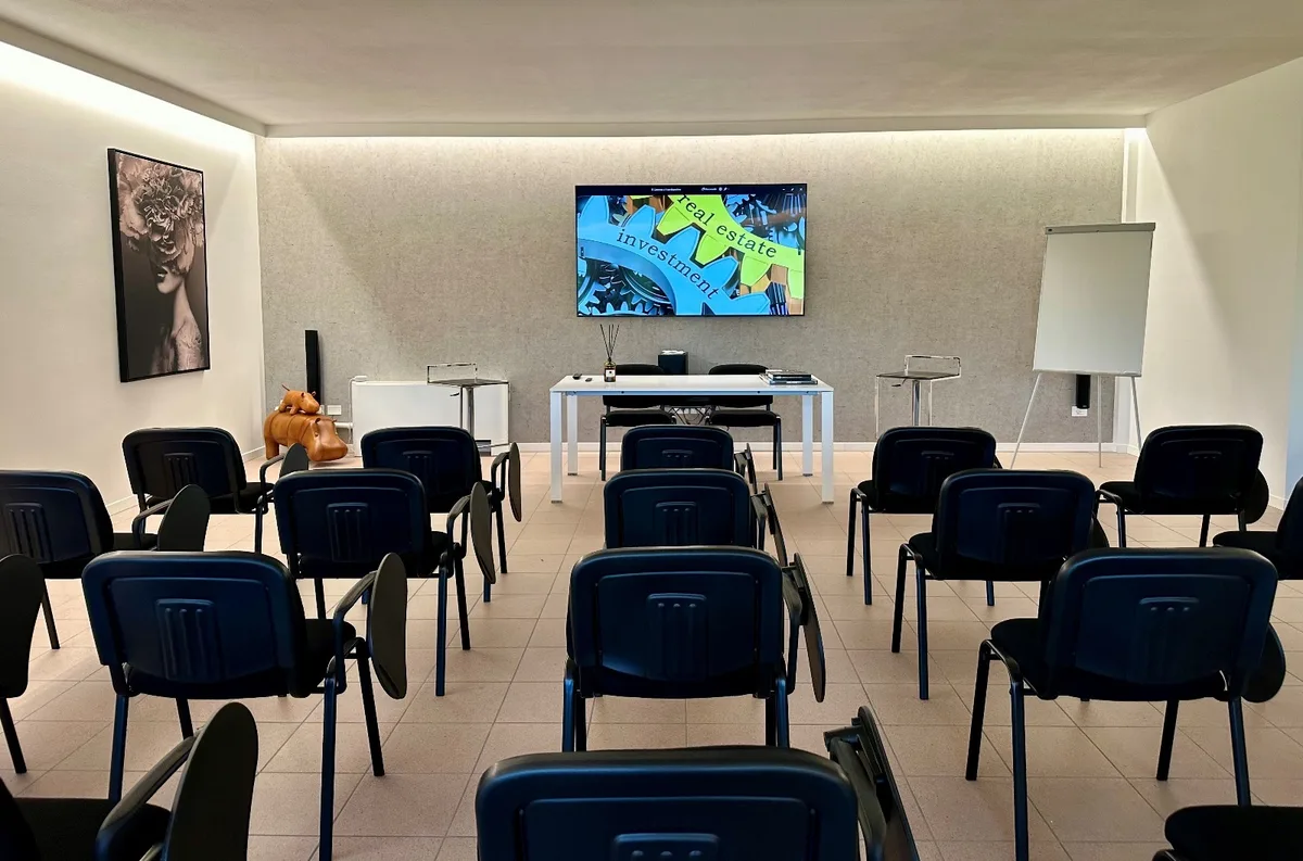 Spacious Business Loft for Events in Vicenza, 200 sqm, corporate event, pop-up rental