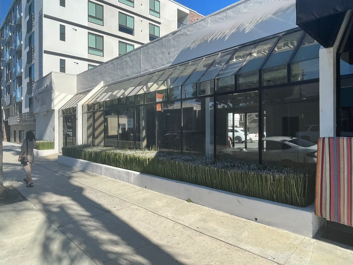 Spacious Commercial Space with Large Window Façade, 186 sqm, pop up store in Los Angeles, interior view