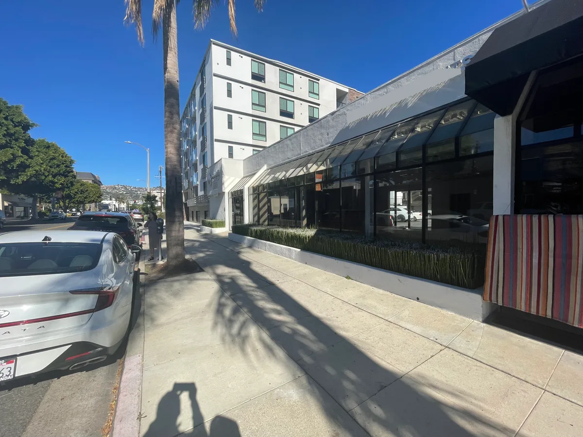Spacious Commercial Space with Large Window Façade, 186 sqm, pop up store in Los Angeles, third interior view