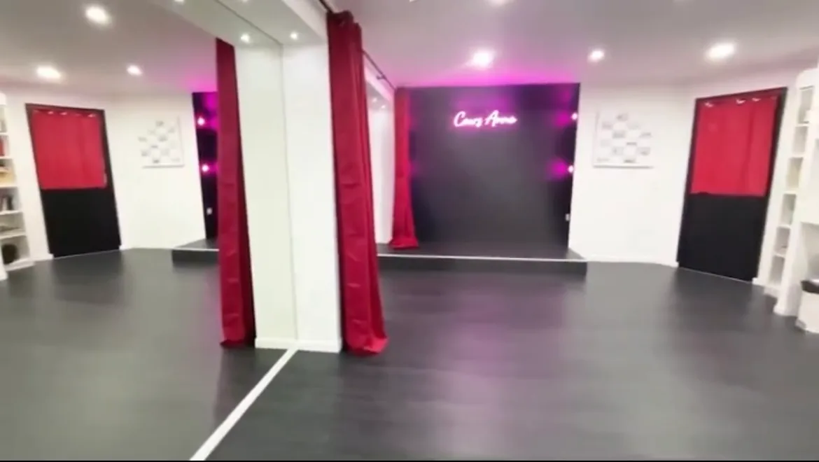 Spacious Dance Studio with Multiple Amenities, 105 sqm, showroom presentation, pop-up rental in Neuilly-sur-Seine, second in…