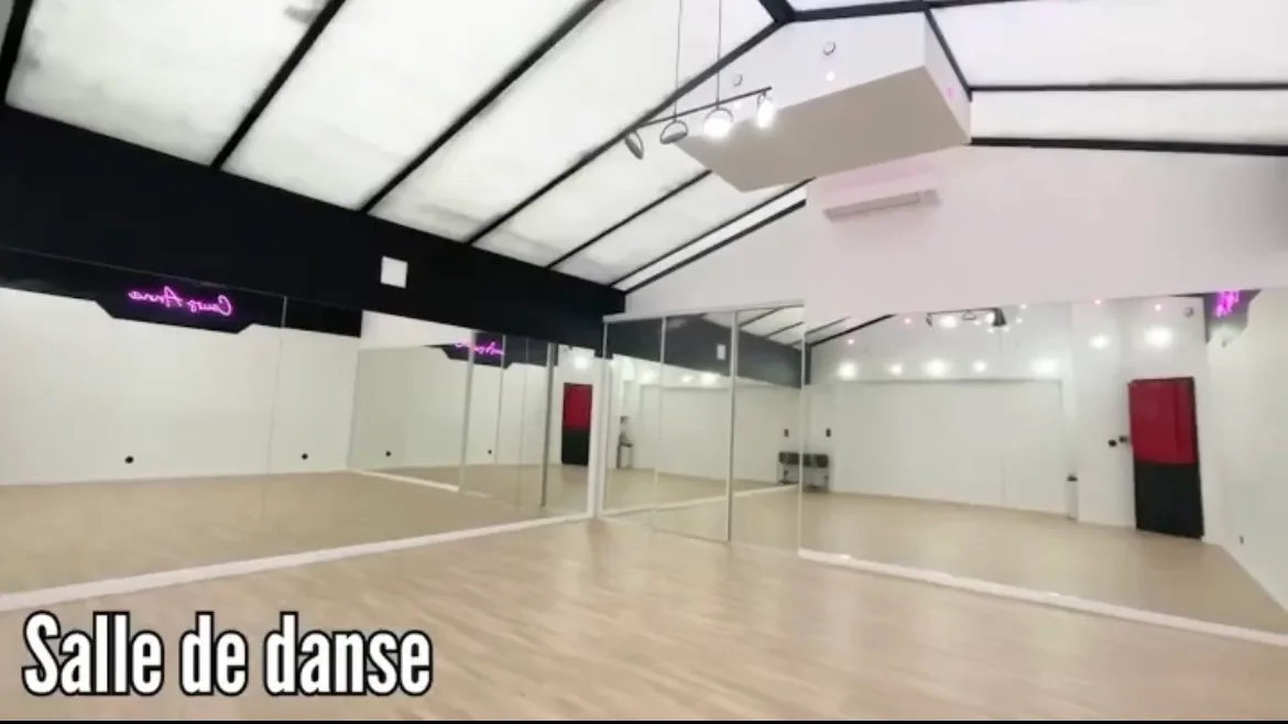 Spacious Dance Studio with Multiple Amenities, 105 sqm, showroom presentation, pop-up rental in Neuilly-sur-Seine, third int…