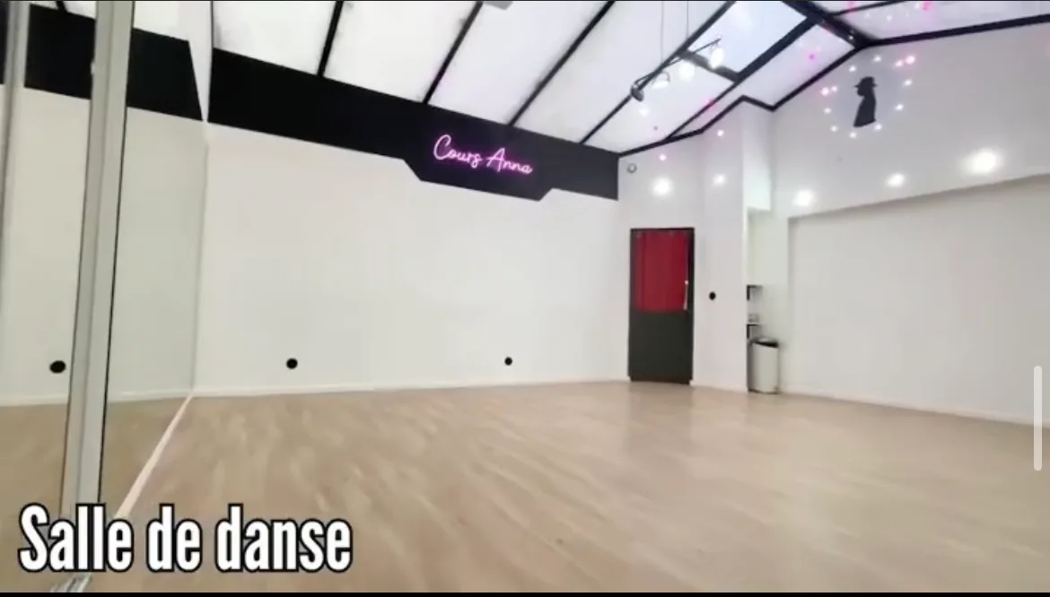 Spacious Dance Studio with Multiple Amenities, 105 sqm, showroom presentation, pop-up rental in Neuilly-sur-Seine, additiona…
