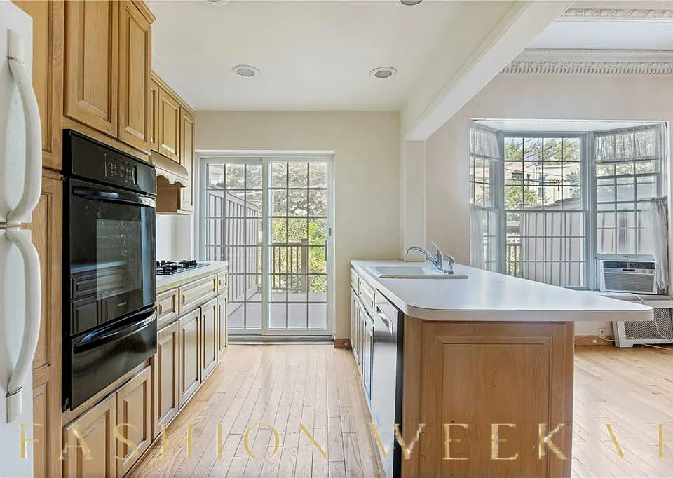Spacious Family Home with Ample Living Space, 418 sqm, art exhibition, pop-up rental in Toledo, interior view