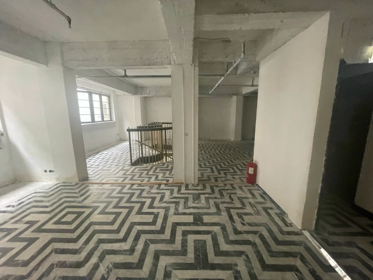 Spacious First-Floor Unit on Prominent Central Street, 279 sqm, retail activation, pop-up rental in Hong Kong, additional in…